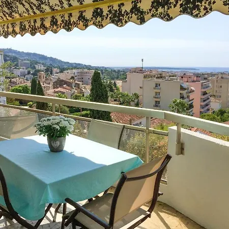 Апартаменты D'une Avec Vue Sur La Mer Balcon Amenage Et Wifi A A 3 Km De La Plage Ле-Канне